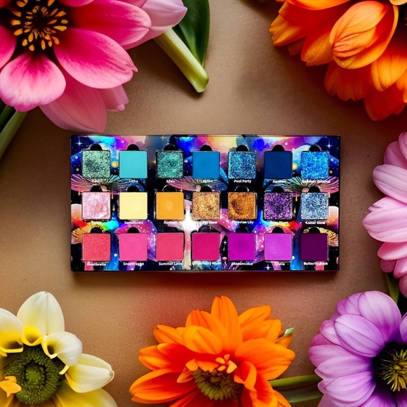 Ensley Reign "Strawberry Moon" eyeshadow palette - Picture 9 of 11